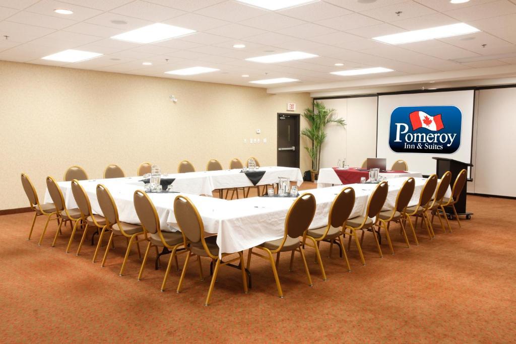 Pomeroy Inn And Suites Chetwynd Экстерьер фото