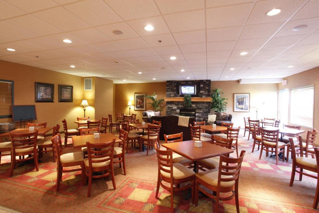 Pomeroy Inn And Suites Chetwynd Экстерьер фото