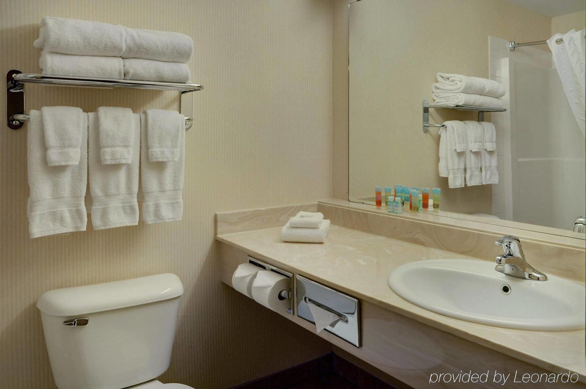 Pomeroy Inn And Suites Chetwynd Экстерьер фото