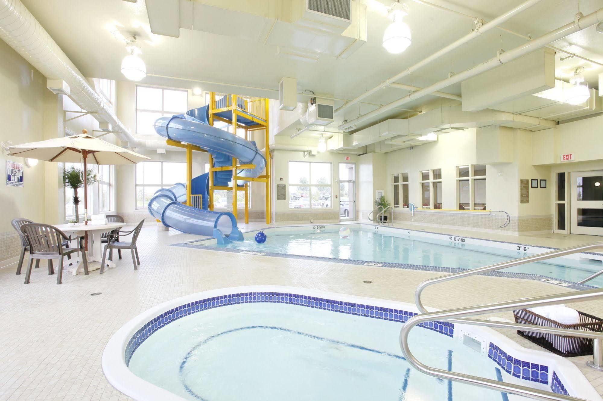 Pomeroy Inn And Suites Chetwynd Экстерьер фото