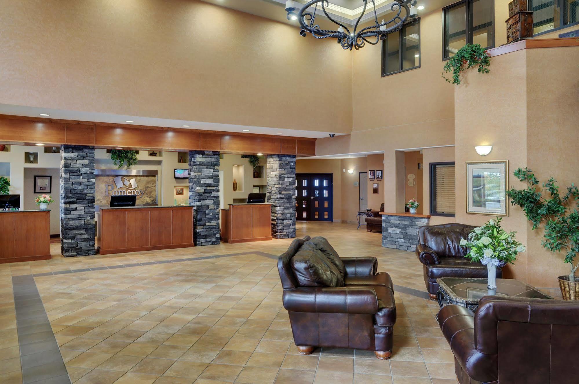 Pomeroy Inn And Suites Chetwynd Экстерьер фото