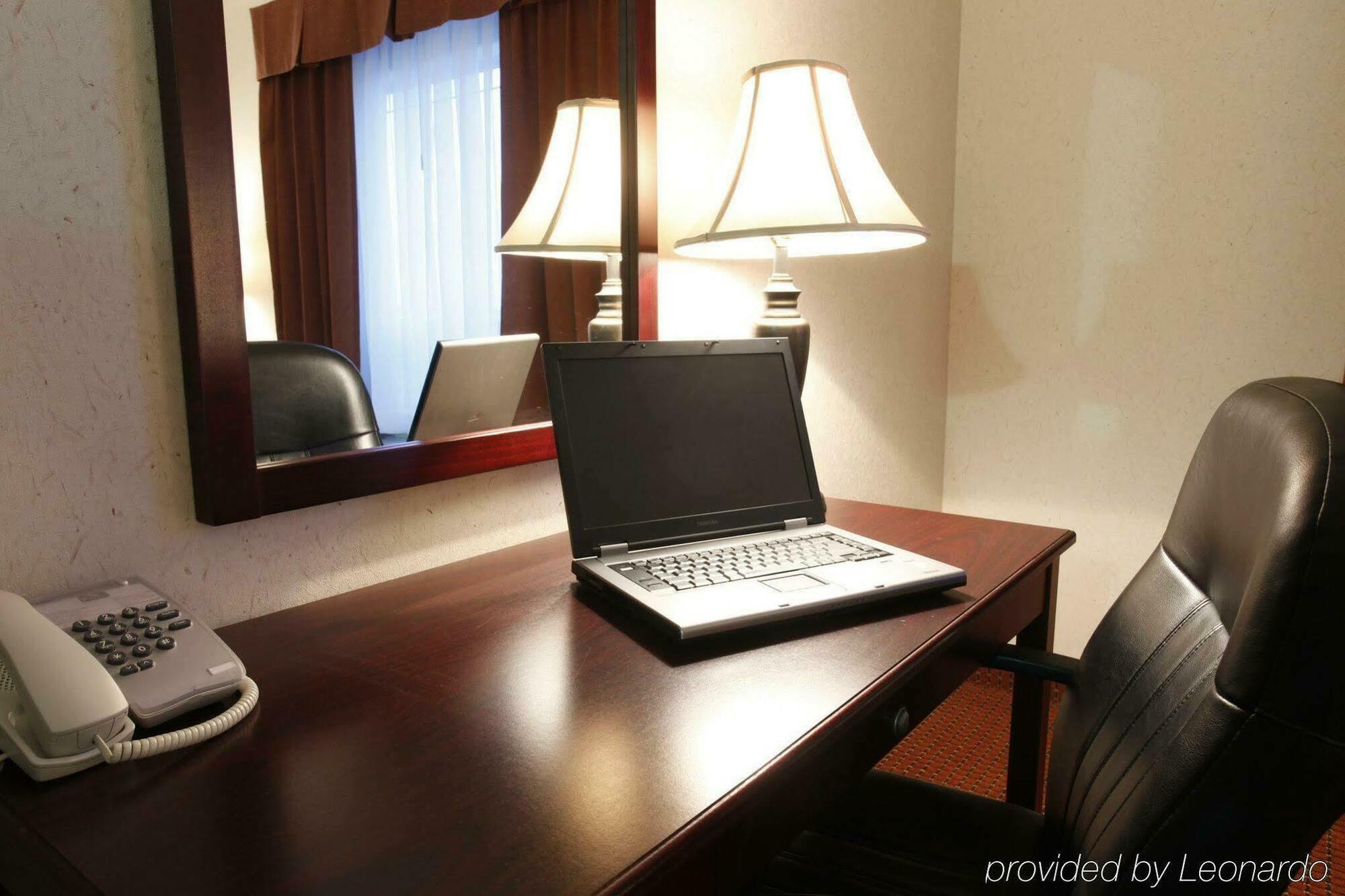 Pomeroy Inn And Suites Chetwynd Экстерьер фото